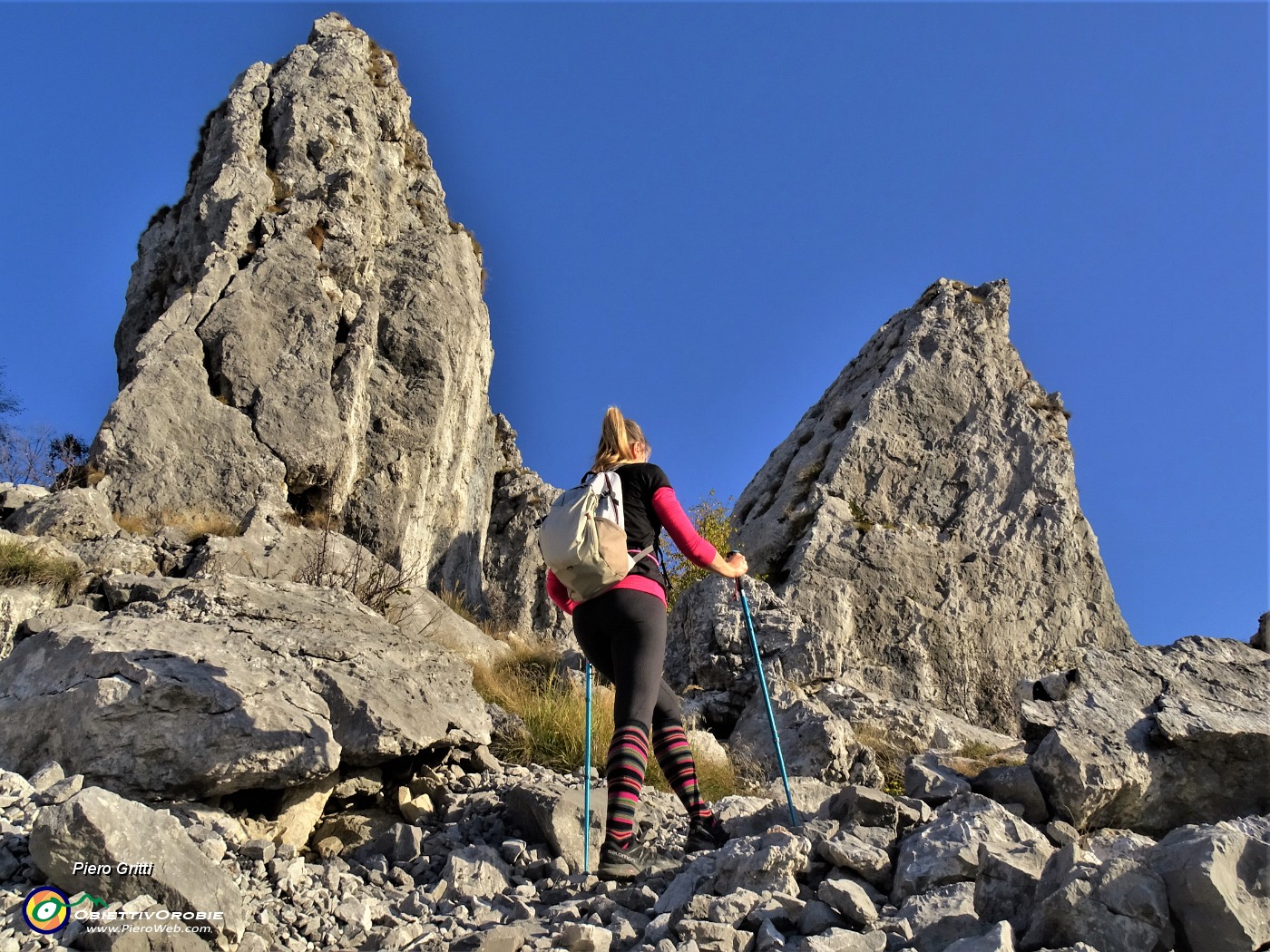 17 Tra i torrioni d'arrampicata Longo a sx e Gemelli a dx.JPG